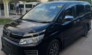 2015 Toyota Voxy (KM0215103) - Buy cars for sale in Kingston/St. Andrew